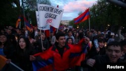 Під час смолоскипної ходи в Єревані, 23 квітня 2013 року