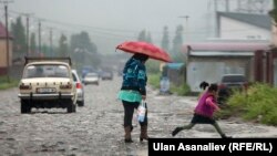 Бишкектеги жаңы конуштарда адатта жаан, кар жааганда бузулган жолдордон басыш мүмкүн болбой калат. (Иллюстрациялык фото)