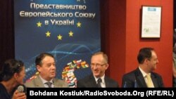 Посол ЄС в Україні Ян Томбінський (по центру)