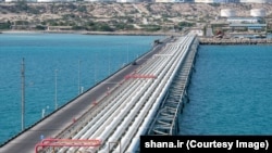 Terminalul petrolier iranian Khark (fotografie de arhivă). Statele Unite au sancționat zeci de persoane și entități legate de industria petrolieră iraniană.
