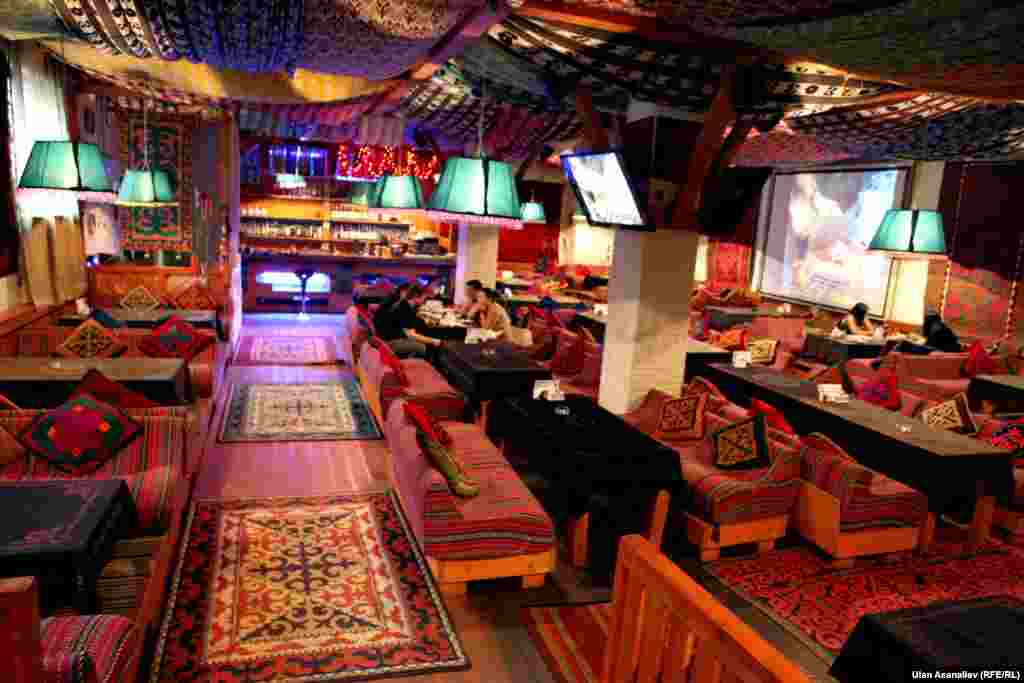  Якутск шаарындагы &quot;Бао&quot; рестораны. Мекендешибиз Алмаз ресторанды кыргыз үлгүсүндө жасалгалаган. Мындай жасалагалар Кыргызстанда бир дагы кафе-ресторанда жок 