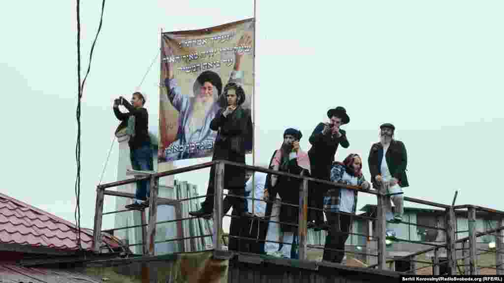 Глядачі намагаються залізти якомога вище, щоб сфотографуватися на пам&rsquo;ять