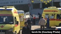 За попередніми даними російського антитерористичного комітету, унаслідок вибуху в Керчі загинули 10 людей, близько 50 поранені