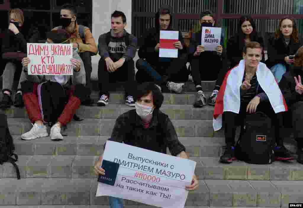 Az egyik tüntető egy táblát tart, amelyen az áll: &quot;A végzett hallgatók kiállnak Dzmitry Mazuro mellett. Számítunk az olyanokra, mint te.&quot;