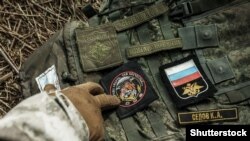 Шеврони і нашивки російських військових після боїв на Київщині, звідки вони були вибиті Збройними силами України. Село Мощун у Бучанському районі Київської області. 8 квітня 2022 року