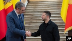 Presidenti serb, Aleksandar Vuçiq, duke u përshëndetur me presidentin ukrianas, Volodymyr Zelensky. Odesa, 11 qershor 2025. 