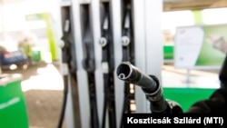 Autós tankol a Mol gyáli töltőállomásán 2020. január 1-jén