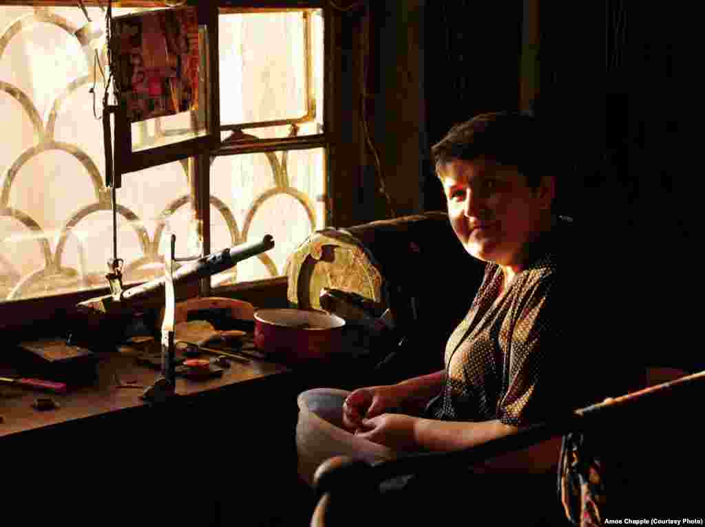 Оператор канатной дороги чистит вишни в ожидании пассажиров. Обычно ждут,&nbsp;пока на обеих конечных станциях соберутся&nbsp;по 3-4 человека. Раздается звонок, и вагончики трогаются.&nbsp; 