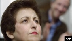 خانم عبادی می گوید که متهمان سياسی در سيستم قضايی کنونی حتی در مقايسه با متهمان عادی از هيچ گونه امکاناتی برخوردار نيست.