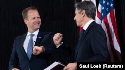 Antony Blinken (dreapta) și omologul său danez, Jeppe Kofod (stânga), la Copenhaga, 17 mai 2021