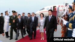 Кыргыз президенти Алмазбек Атамбаев жубайы менен Бээжин аба майданында. 4-июнь, 2012.