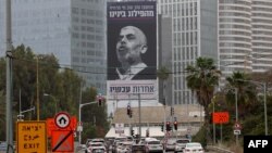 Automobili prolaze pored bilborda sa natpisom na hebrejskom "Dobro razmislite o tome ko ima koristi od naše podjele - jedinstvo sada", s portretom šefa političkog krila Hamasa Yahya Sinwara, Tel Aviv, april 2024.