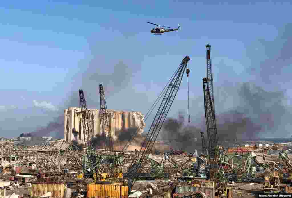 Ліванський військовий гелікоптер пролітає над місцем вибуху у районі порту. Фото: 5 серпня. Сьогодні ліванський Червоний Хрест повідомив, що кількість загиблих внаслідок&nbsp;потужного вибуху, що стався вчора в районі порту столиці Лівану,&nbsp;зросла до 100, ще тисячі людей поранені &nbsp; 