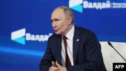 Владимир Путин, раисҷумҳури Русия зимни суханронӣ дар маҳфили таҳлилии "Валдай", 2 октябри 2025 дар Сочӣ.