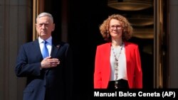 Jim Mattis și Radmila Sekerinska la Pentagon, marți 1 mai 2018