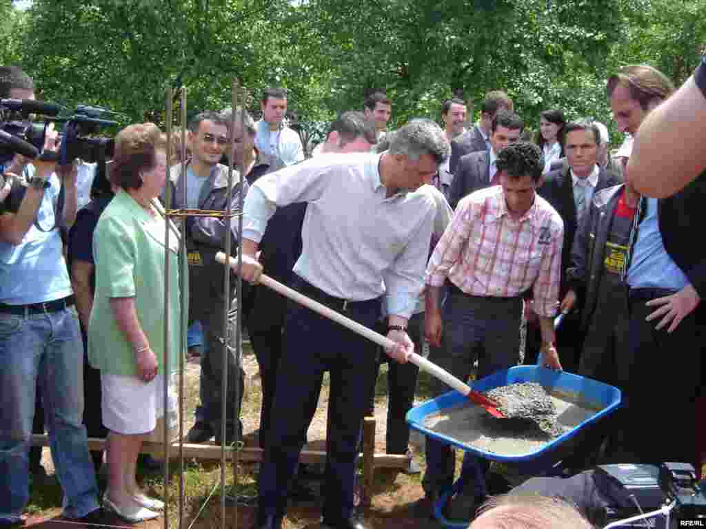 Kosovo - Albanci obnovili kuću srpskoj obitelji - Premijer Kosova, Hashim Thaci, prisustvovao je obnavljanju kuće jedne srpske obitelji u Obiliću. 02. 06.2009.
