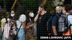 Maske nisu obavezne za učenike od prvog do četvrtog razreda osnovne škole, ali za učenike viših razreda jesu (Na fotografiji učenici u Zagrebu, 7. rujan 2020. godine) 