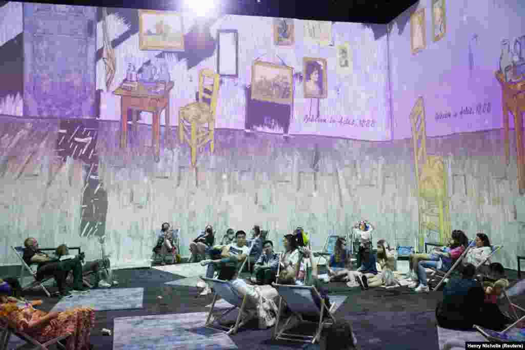 Az érdeklődők kényelmesen, székben üldögélve merülhetnek el a festőművész álomszerű világában