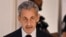 Fostul președinte francez, Nicolas Sarkozy, înainte de a intra în sala de judecată în care a fost pronunțat verdictul în dosarul de finanțare ilegală a campaniei electorale. 25 septembrie 2025. 