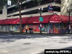 Орегон штатындагы Портленд шаарында көп дүкөндөрдүн терезелери тактай менен жабылган. Август, 2020-жыл.