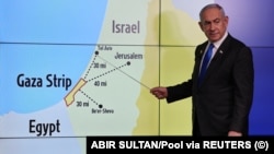 Izraelski premijer Benjamin Netanjahu stoji pred mapom koja prikazuje Pojas Gaze, tokom konferencije za novinare za međunarodne medije u Vladinoj kancelariji za odnose s javnošću u Jerusalemu, usred sukoba između Izraela i Hamasa, 4. septembra 2024.