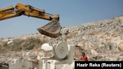 Një punëtor teksa punon në një gurthyes në Kosovë. Foto nga arkivi. 