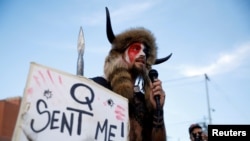 Arhivska fotografija: Jacob Chansley sa QAnon transparentom na protestima o rezultatima predsjedničkih izbora 2020.
