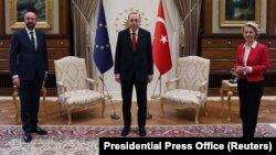 Šarl Mišel, Redžep Tajip Erdoan i Ursula fon der Lajen u Ankari 6. aprila 2021. godine