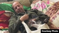 Мобилизованный Виталий Анисимов дома во время первого отпуска