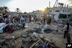 حیاط بیمارستان شهدای الاقصی در دیرالبلح غزه، پس از حمله بامداد یکشنبه