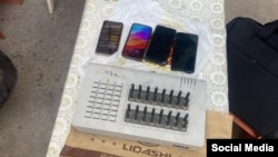 Шектүүнүн үйүнөн табылган буюмдар. Милиция тараткан сүрөт. 