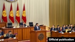 Премьер-министр Мухаммедкалый Абылгазиев представляет проект республиканского бюджета-2020 в парламенте.14 ноября 2019 г.