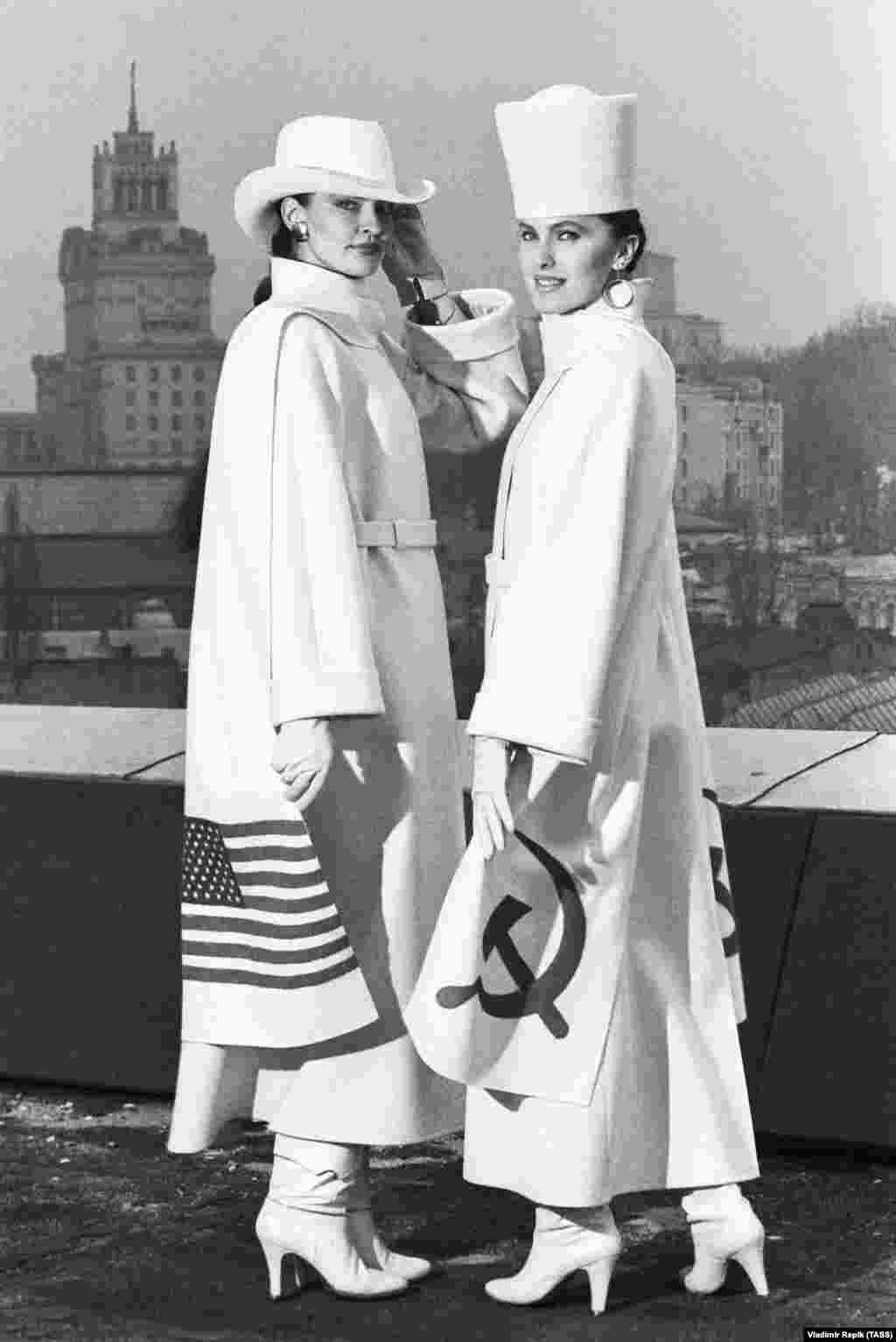 Моделі &laquo;Дружба&raquo; в Канзас-Сіті в політизованих костюмах перед зустріччю радянських і американських лідерів Михайла Горбачова і Рональда Рейгана в 1988 році