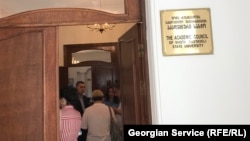 ​​დისციპლინური კომისია უნივერსიტეტის რექტორის ბრძანებით შეიქმნა 22 მაისს, მას შემდეგ, რაც იურიდიული ფაკულტეტის მეორე კურსის სტუდენტმა ადმინისტრაციას მიმართა და სექსუალურ შევიწროებაში დაადანაშაულა ამავე ფაკულტეტის პროფესორი.