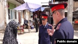 Жалал-Абадда коомдук жайларда никаб кийип жүргөндөргө эскертүү берилди.