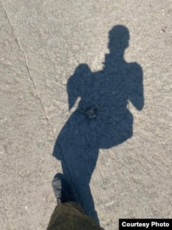 Тень солдата поверх фугасной мины