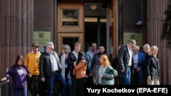 Búcsúznak a Moszkvából hazaküldött cseh követségi dolgozók és családtagjaik, 2021. április 19-én.