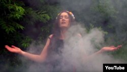 Співачка LinA у кліпі до пісні «Я не хочу»