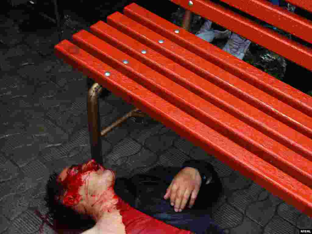 Киргизстан, протети во Бишкек