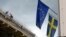 Drapelul UE și cel al Suediei arborate la ambasada suedeză de la Minsk. (Arhivă)
