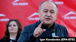 Өмүрбек Текебаев парламенттик шайлоо алдында шайлоочулар менен жолугушуу учурунда. Сентябрь, 2020-жыл.