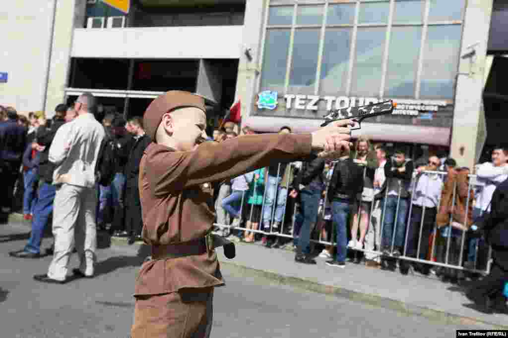 Очень много детей в военной форме времен Великой Отечественной войны, некоторые даже &quot;вооружены&quot;.