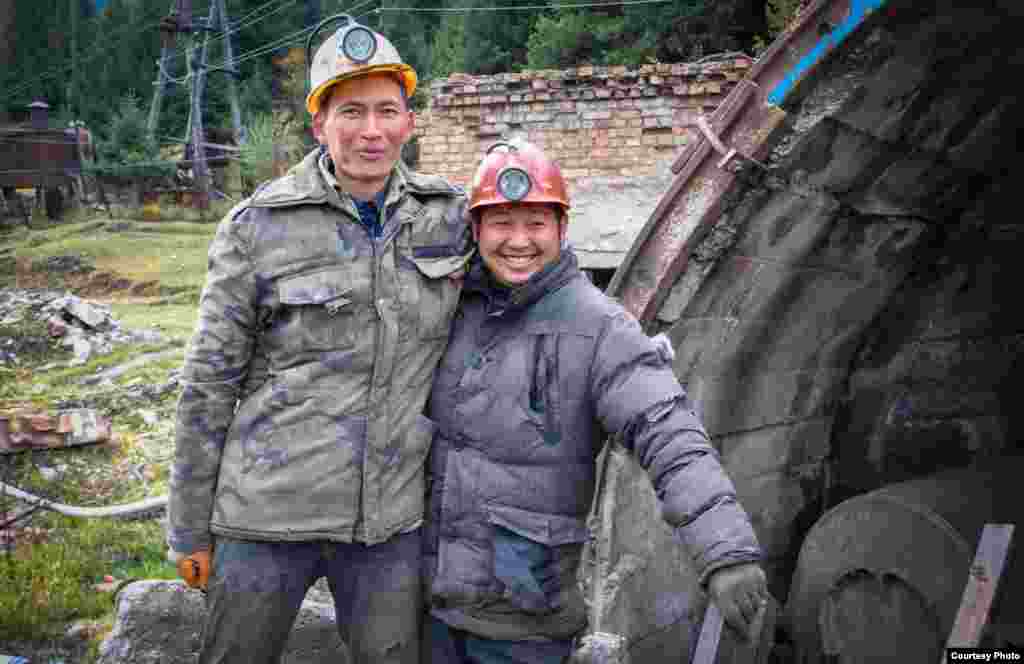 Около 50 местных жителей работают на шахте.