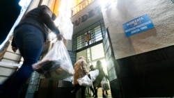 Angajații Biroului Electoral Județean și ai Prefecturii Timiș mută sacii cu buletinele de vot în sediul Consiliului Județean Timiș, 29 noiembrie 2024 