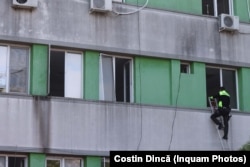 Unii pacienți au fost evacuați pe geam pentru a fi salvați.