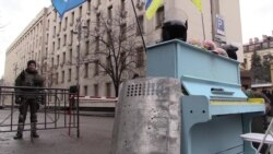 «Піаніст-екстреміст» зіграв на Банковій у Києві «музику Майдану і війни» (відео)