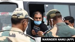 Пакистандын чек арачылары мекенине кайтып келаткан дипломаттарды текшерүүдө. 30-июнь, 2020-жыл.