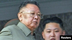 Ким Чен Ир (слева) и Ким Чен Ын, который, возможно, станет его преемником