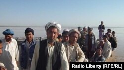 Owganystanyň Türkmenistan bilen serhedinde ýerleşýän Garkyn etrabynyň ýaşaýjylary gaýykda dawaly ada barýarlar.