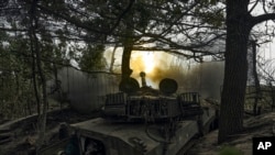 Українські військові ведуть вогонь по російських позиціях біля Бахмуту, Донеччина, 1 вересня 2023 року